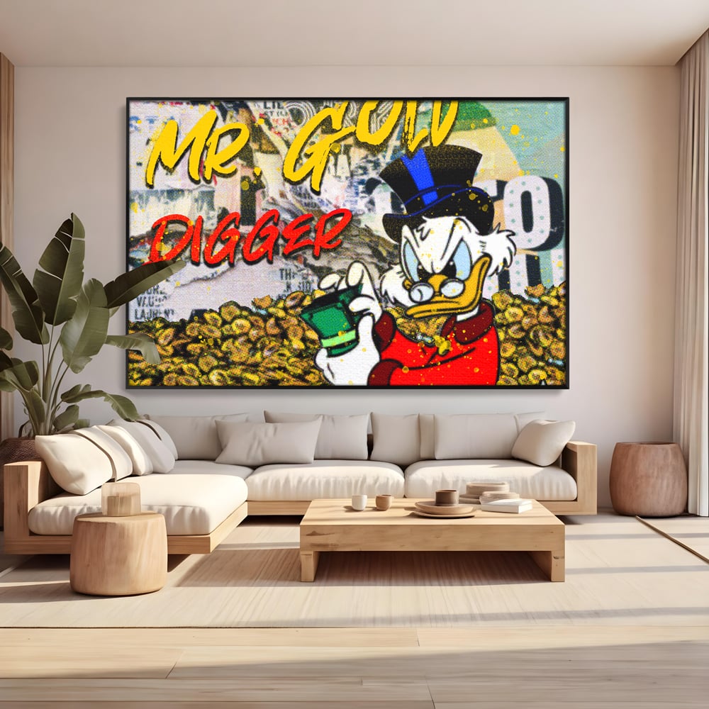 Tablou canvas cu tablou canvas cu scrooge mcduck si bani, in rama de aluminiu negru, pe perete intr-un living